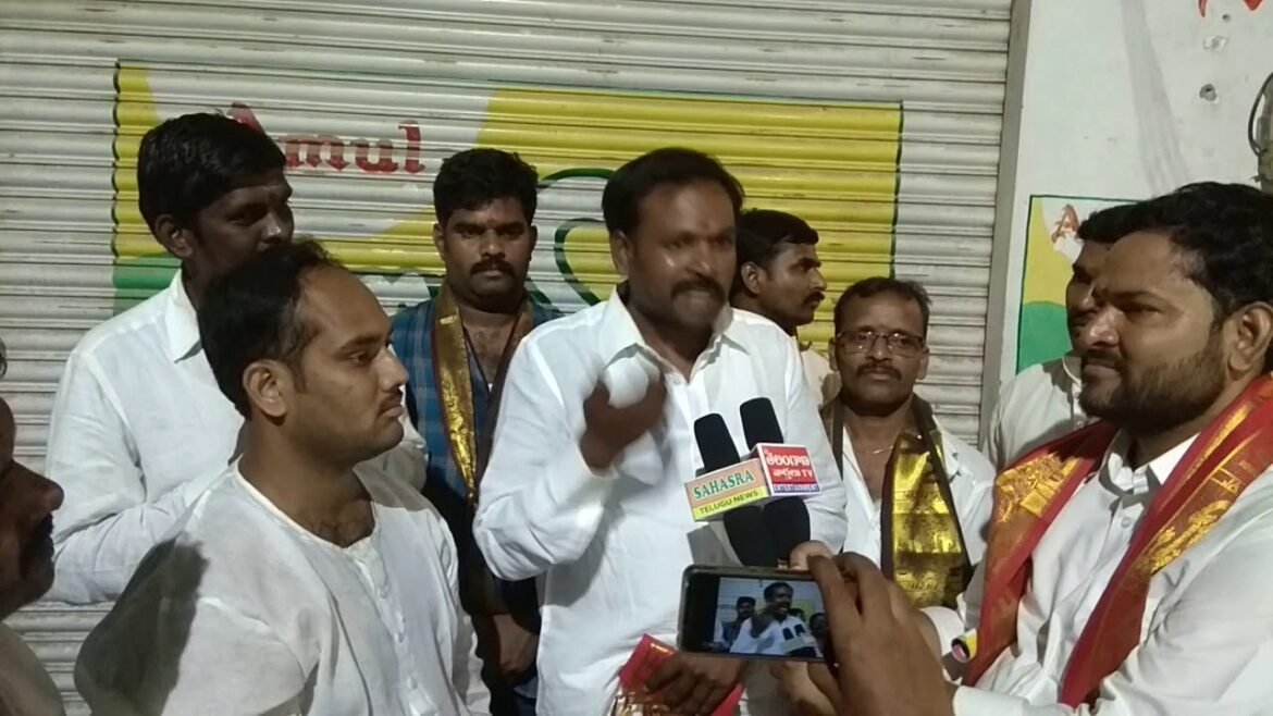 ఆర్యవైశ్య చైతన్య పోరాట సమితి జాతీయ అధ్యక్షుడు ప్రేమ్ గాంధీగారు రాజకీయం ఉద్దేశించి మాట్లాడుతున్న వి