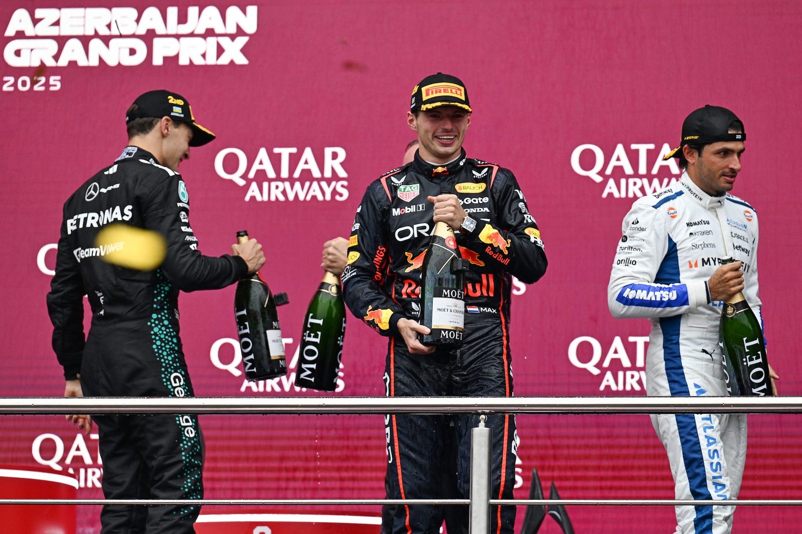 ఇటలీ, అజర్బైజాన్ మరియు USAలలో విజయాలలో పాత ఆధిపత్యం యొక్క మెరుపులతో వెర్స్టాపెన్ మళ్లీ బూడిద నుండి పైకి లేచాడు -- మరియు మూడు-మార్గం టైటిల్ రేసు మళ్లీ ఆవిర్భవించడం ప్రారంభించింది. పాయింట్లు: పియాస్ట్రీ 346, నోరిస్ 332, వెర్స్టాపెన్ 306 (AFP ఫోటో) ఇటలీ, అజర్బైజాన్ మరియు USAలలో విజయాలలో పాత ఆధిపత్యం యొక్క మెరుపులతో వెర్స్టాపెన్ మళ్లీ బూడిద నుండి పైకి లేచాడు -- మరియు మూడు-మార్గం టైటిల్ రేసు మళ్లీ ఆవిర్భవించడం ప్రారంభించింది. పాయింట్లు: పియాస్ట్రీ 346, నోరిస్ 332, వెర్స్టాపెన్ 306 (AFP ఫోటో)