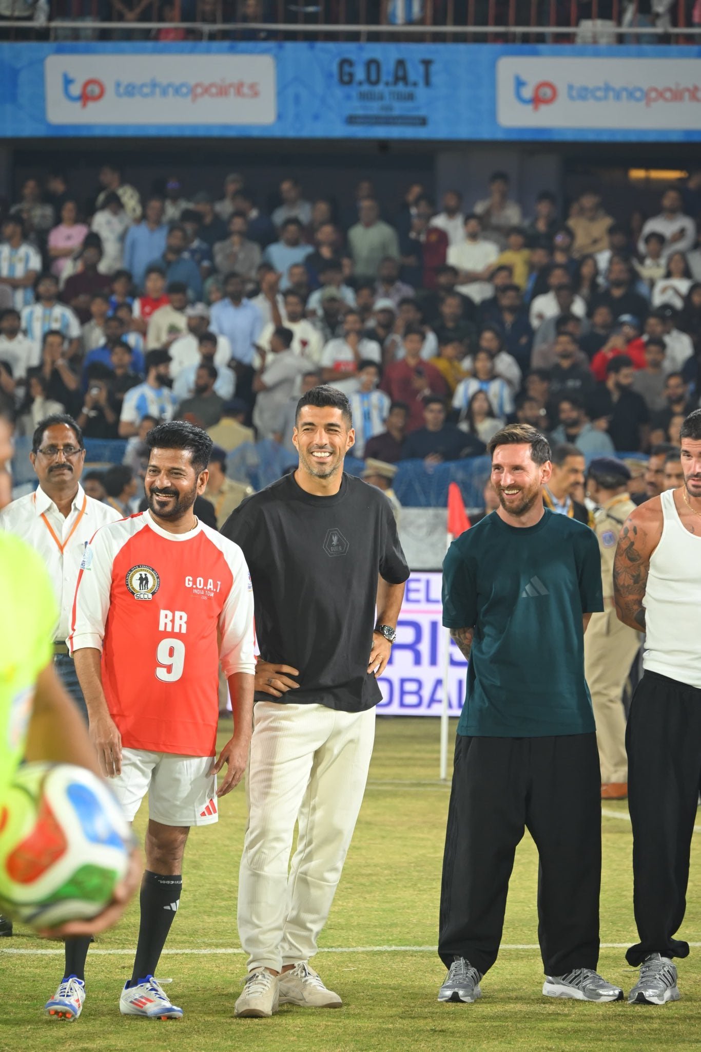 కొన్ని గంటల తర్వాత, లియోనెల్ మెస్సీ హైదరాబాద్‌లోని రాజీవ్ గాంధీ స్టేడియంను సందర్శించారు, ఇది కోల్‌కతాలో ఇంతకు ముందు కనిపించిన రుగ్మతకు స్పష్టమైన వ్యత్యాసాన్ని అందించింది. కార్యక్రమం అనుకున్నట్లుగానే సాగింది మరియు అంతకు ముందు జరిగిన తప్పుల మధ్య ఒక గీతను గీసుకుంటూ జనం అలాగే ఉన్నారు. లియోనెల్ మెస్సీ సుమారు గంటపాటు స్టేడియంలోనే ఉన్నారు. (చిత్రం: X)