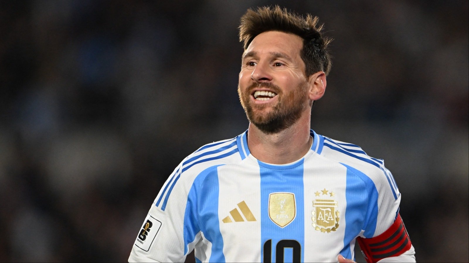 చివరి స్టాప్ ఢిల్లీ, ఇక్కడ మెస్సీ ప్రధాని నరేంద్ర మోడీని కలవనున్నారు. ఈ కార్యక్రమంలో మినర్వా అకాడమీ యొక్క ట్రిపుల్ యూత్-ట్రోఫీ-విజేత జట్లకు సత్కారాలు మరియు నైన్-ఎ-సైడ్ సెలబ్రిటీ ఫుట్‌బాల్ మ్యాచ్, భారతదేశ పర్యటనను ముగించింది. (ఫైల్ ఫోటో)